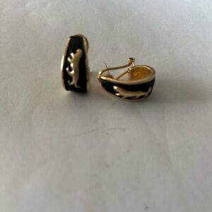 Vintage stunningElegant Black and Gold in color leopard Hoop Earrings